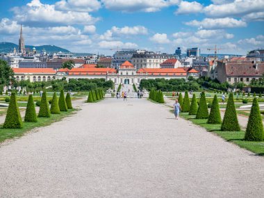 Aşağı Belvedere Sarayı (Unteres Belvedere) ile birlikte Barok mimari tarzında inşa edilmiş ve Avusturya 'nın Viyana kentinde yer almaktadır.