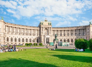 Viyana, Avusturya - Haziran 2022: Heldenplatz Meydanı 'ndan Hofburg Barok Sarayı cephesi