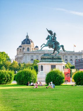 Viyana, Avusturya - Haziran 2022: Erzherzog Karl - Heldenplatz 'da Hofburg Barok Sarayı' nın önünde bulunan Atlı Heykel