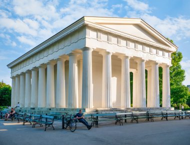 Viyana, Avusturya - Haziran 2022: Volksgarten halk parkında yer alan Yunan tapınağı Theseus Temple 'ın resmi