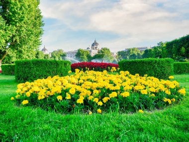 Kunsthistorisches Müzesi Kubbe binası ile Burggarten Parkı manzarası Wien Sanat Müzesi