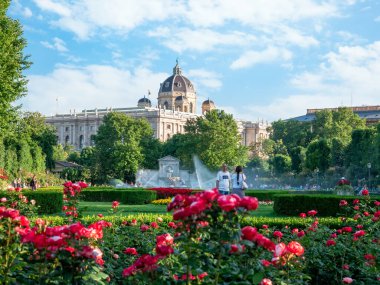 Kunsthistorisches Müzesi Kubbe binası ile Burggarten Parkı manzarası Wien Sanat Müzesi