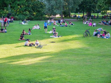 Viyana, Avusturya - Haziran 2022: Viyana 'daki Burggarten parkında insanlar, turistler ve yerel halk dinleniyor ve yeşil çimlerde eğleniyorlar.