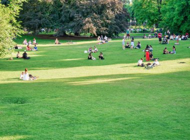 Viyana, Avusturya - Haziran 2022: Viyana 'daki Burggarten parkında insanlar, turistler ve yerel halk dinleniyor ve yeşil çimlerde eğleniyorlar.