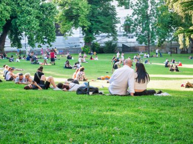 Viyana, Avusturya - Haziran 2022: Viyana 'daki Burggarten parkında insanlar, turistler ve yerel halk dinleniyor ve yeşil çimlerde eğleniyorlar.