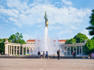 Viyana, Avusturya - Haziran 2022: İkinci Dünya Savaşı sırasında öldürülen Sovyet askerlerinin anısına Viyana 'daki Sovyet Savaşı Anıtı (Denkmal zu Ehren der Soldaten der Sowjetarmee Hochstrahlbrunnen)