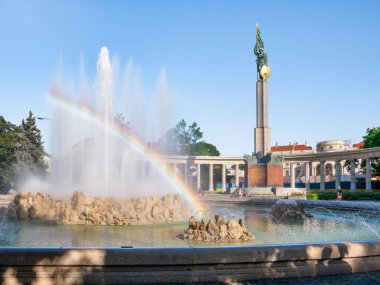 Viyana, Avusturya - Haziran 2022: İkinci Dünya Savaşı sırasında öldürülen Sovyet askerlerinin anısına Viyana 'daki Sovyet Savaşı Anıtı (Denkmal zu Ehren der Soldaten der Sowjetarmee Hochstrahlbrunnen)