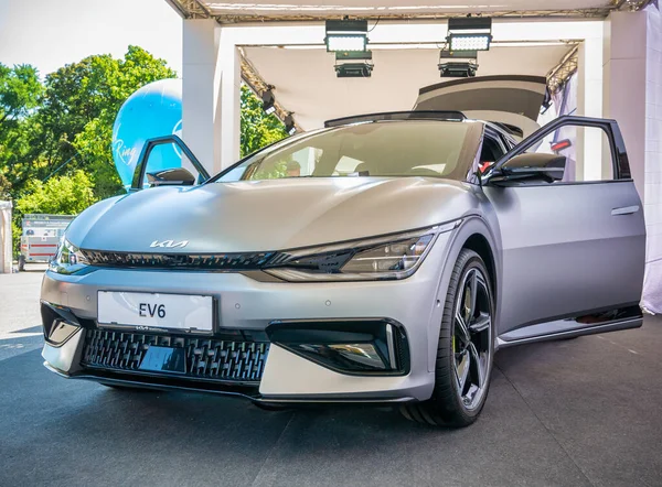 Viyana, Avusturya - Haziran 2022: Yeni Kia EV6 elektrikli SUV ile ayrıntıları kapatın
