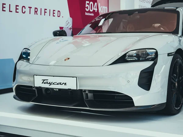 Viyana Avusturya Haziran 2022 Yeni Porsche Taycan Elektrikli Spor Arabasıyla — Stok fotoğraf