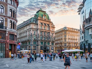 Viyana, Avusturya - Haziran 2022: Tarihçi Zentrum von Wien 'den Sahne (Viyana' nın Tarihi Şehir Merkezi). Viyana 'nın kaldırım taşı sokaklarında turistler