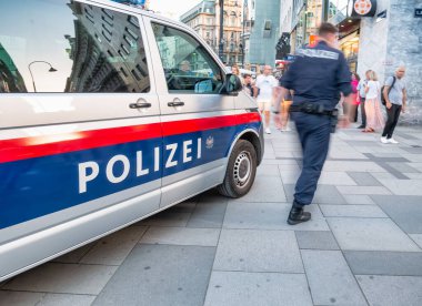 Viyana, Avusturya - Haziran 2022: Viyana şehir merkezinde devriye gezen polis arabası ve memur