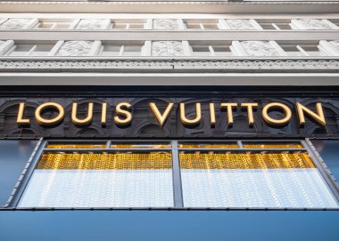 Viyana, Avusturya - Haziran 2022: Louis Vuitton vitrin logosu Viyana 'da. Ünlü Fransız lüks moda evi.
