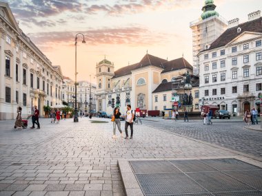 Viyana, Avusturya - Haziran 2022: Tarihçi Zentrum von Wien 'den Sahne (Viyana' nın Tarihi Şehir Merkezi). Viyana 'nın kaldırım taşı sokaklarında turistler