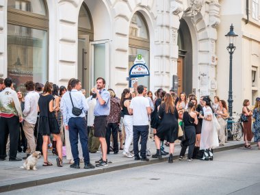 Viyana, Avusturya - Haziran 2022: Viyana 'nın merkezindeki bir kulübün önünde çok sayıda genç insan kaldırımda takılıyor