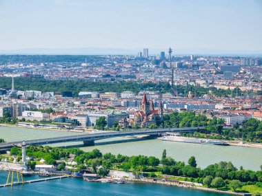 Viyana, Avusturya - Haziran 2022: Avusturya 'nın Viyana kentinde bir Katolik kilisesi olan Assisi Kilisesi' nden (Katholische Kirche Donaustadt) St. Francis ile yukarıdan görüş