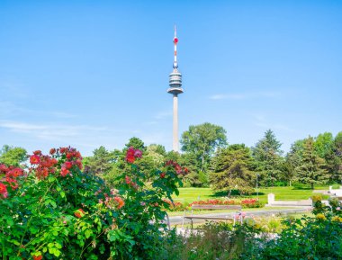 Donauturm (Tuna Kulesi) Donau Park 'ta yer almaktadır. Gözlem terasları olan ikonik kule. Ünlü turistik cazibe