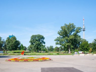 Viyana, Avusturya - Haziran 2022: Donauturm (Tuna Kulesi) Donau Park 'ta