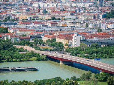 Avusturya, Viyana 'daki Tuna Nehri üzerinde Brigittenauer Köprüsü ile yukarıdan görüntü. Turist gezisi .