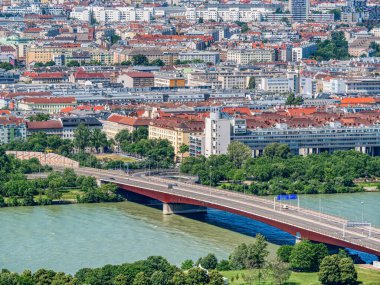 Avusturya, Viyana 'daki Tuna Nehri üzerinde Brigittenauer Köprüsü ile yukarıdan görüntü