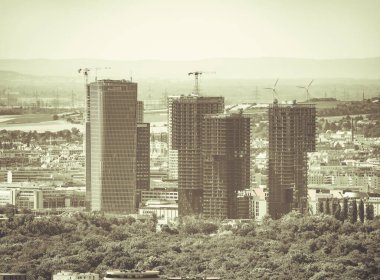 Avusturya 'nın Viyana kentindeki modern gökdelen kule binalarının inşaatı devam ediyor..