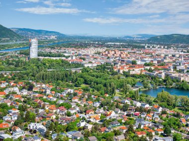 Viyana, Avusturya 'da Floridsdorf bölgesi ve Tuna nehri ile güzel hava manzarası.