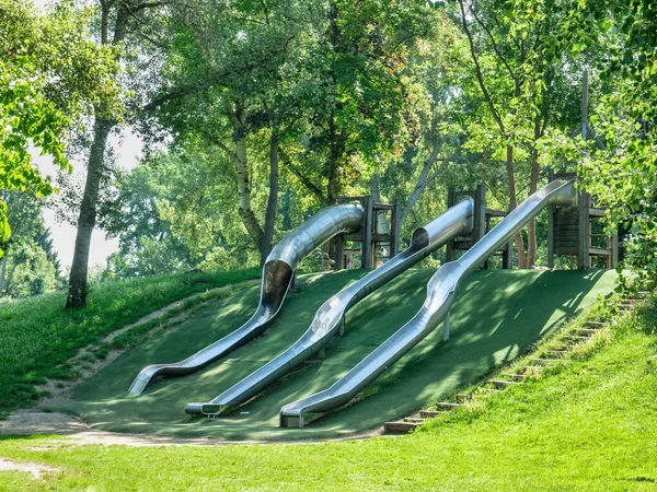 オーストリアのドナウ公園ウィーンにある子供の遊び場にある3つの金属スライド — ストック写真