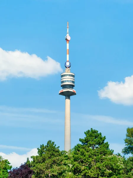 Donauturm (Tuna Kulesi) Donau Park 'ta yer almaktadır. Gözlem terasları olan ikonik kule. Ünlü turistik cazibe