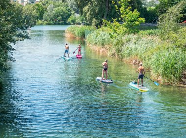Viyana, Avusturya - Haziran 2022: Sahilde kayak yapan ve Kaiserwasser Alte Donau Parkı 'nda (Strandbad Gansehaufel)