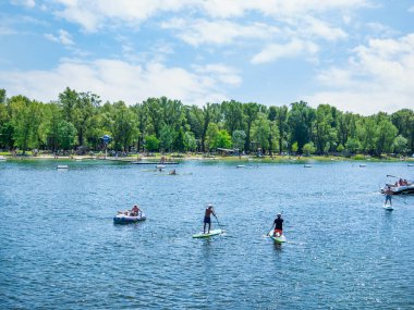 Viyana, Avusturya - Haziran 2022: Sahilde kayak yapan ve Kaiserwasser Alte Donau Parkı 'nda (Strandbad Gansehaufel)