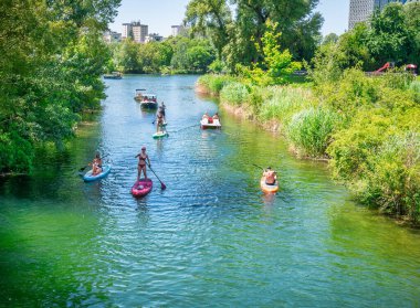 Viyana, Avusturya - Haziran 2022: Sahilde kayak yapan ve Kaiserwasser Alte Donau Parkı 'nda (Strandbad Gansehaufel)