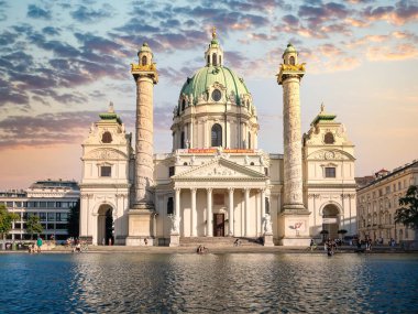 Viyana, Avusturya - Haziran 2022: Karlskirche (St. Charles Kilisesi) Habsburg barok katedrali ile Viyana 'nın Karlsplatz' ın güney tarafında yer almaktadır.