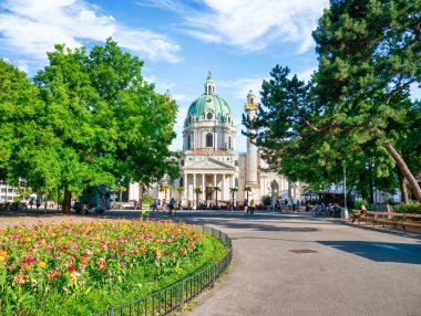 Viyana, Avusturya - Haziran 2022: Karlskirche (St. Charles Kilisesi) Habsburg barok katedrali ile Viyana 'nın Karlsplatz' ın güney tarafında yer almaktadır.