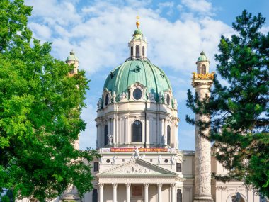 Viyana, Avusturya - Haziran 2022: Karlskirche (St. Charles Kilisesi) Habsburg barok katedrali ile Viyana 'nın Karlsplatz' ın güney tarafında yer almaktadır.