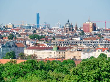 Viyana, Avusturya - Haziran 2022: Gloriette Schonbrunn 'dan görülen Viyana şehriyle hava manzarası