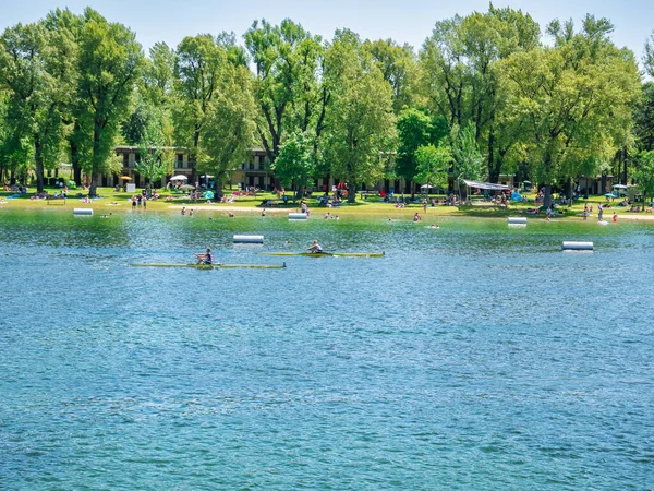 Viyana, Avusturya - Haziran 2022: Sahilde kayak yapan ve Kaiserwasser Alte Donau Parkı 'nda (Strandbad Gansehaufel)
