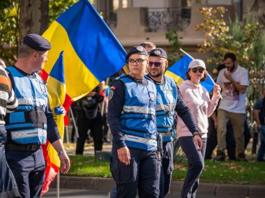 Bükreş, Romanya - Ekim 2022: Bükreş 'te düzenlenen bir gösteride göstericileri yakından denetleyen kadın polis memurları ve jandarma veya askeri polis.