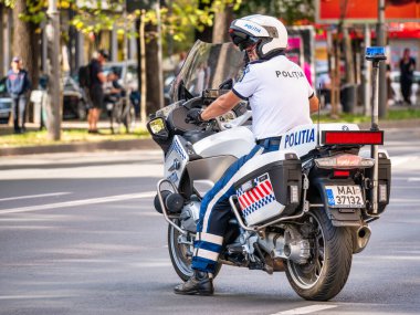 Bükreş, Romanya - Haziran 2022: Motosikletli trafik polisi. Bükreş şehir merkezinde polis memuru kontrolü