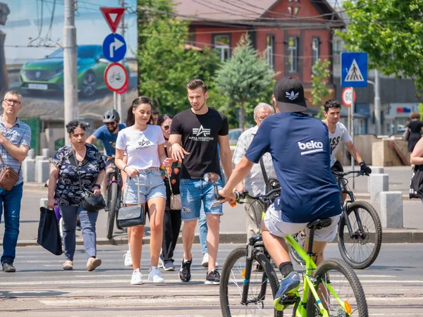Bucarest Rumania Junio 2022 Muchas Personas Peatonales Bicicletas Cruzan Calle —  Fotos de Stock