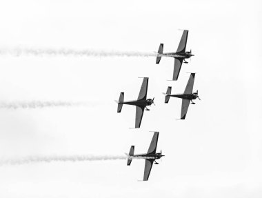 Bükreş Hava Gösterisi sırasında arkasında çelişkiler bırakan akrobatik bir uçak hafif uçağıyla minimalist resim