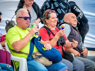 Bükreş, Romanya - Eylül 2022: Bükreş 'teki festivalde oturup eğlenen bir grup üst düzey insan.