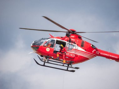 Bükreş, Romanya - Eylül 2022: Mavi gökyüzüne uçan SMURD helikopteri. SMURD, Romanya merkezli acil durum kurtarma servisi