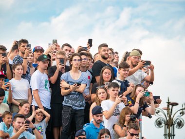 Bükreş, Romanya - Eylül 2022: Bir festival veya spor etkinliğinde fotoğraf ve fotoğraf çeken bir kalabalık