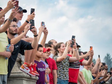 Bükreş, Romanya - Eylül 2022: Bir festival veya spor etkinliğinde fotoğraf ve fotoğraf çeken bir kalabalık