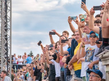 Bükreş, Romanya - Eylül 2022: Bir festival veya spor etkinliğinde fotoğraf ve fotoğraf çeken bir kalabalık