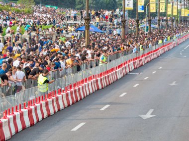 Bükreş, Romanya - Eylül 2022: Formula 1 yarışında güvenlik çitinin arkasındaki seyirciler