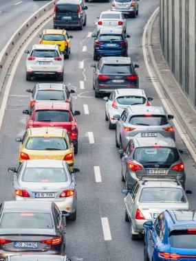 Bükreş, Romanya - Eylül 2022: Bükreş 'in Baneasa kentindeki trafik sıkışıklığı veya yoğun trafik sıkışıklığı. Sokaktaki durağan arabalar.