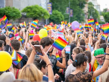 Bükreş, Romanya - Temmuz 2022: LGBTQ Onur Yürüyüşü mitingine çok kişi katıldı .
