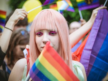 Bükreş, Romanya - Temmuz 2022: LGBTQ Onur Yürüyüşüne katılan genç çekici kızlar .
