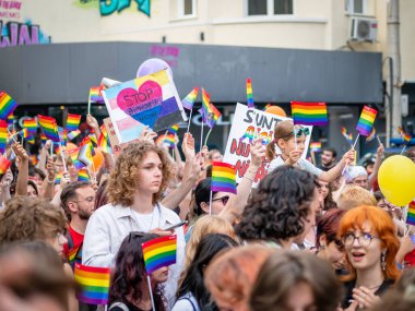 Bükreş, Romanya - Temmuz 2022: LGBTQ Onur Yürüyüşü mitingine çok kişi katıldı .