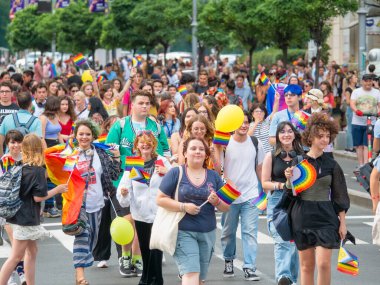Bükreş, Romanya - Temmuz 2022: LGBTQ Onur Yürüyüşü mitingine çok kişi katıldı .